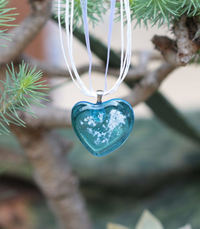 Pendentif cœur en verre transparent bleu