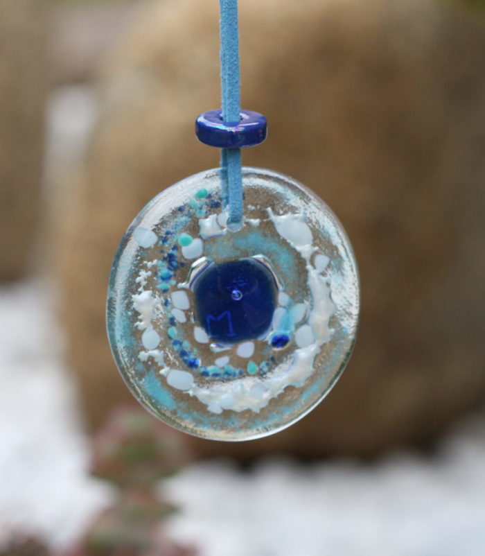 Pendentif en verre de 6 cm avec des incrustations de verre bleu et blanc