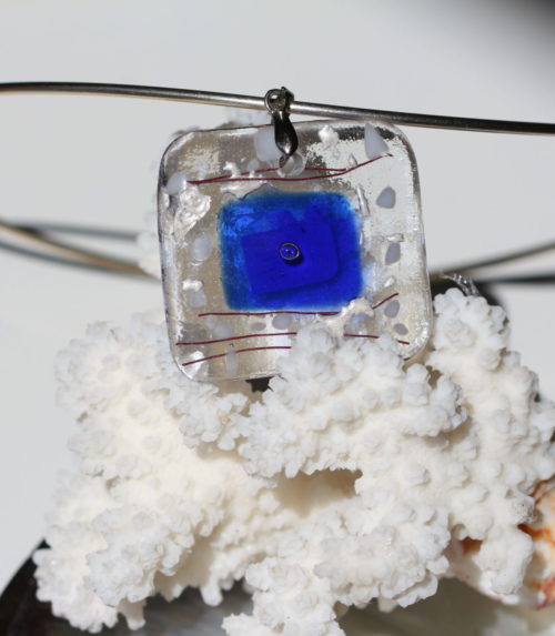 Pendentif en verre transparent et verre bleu